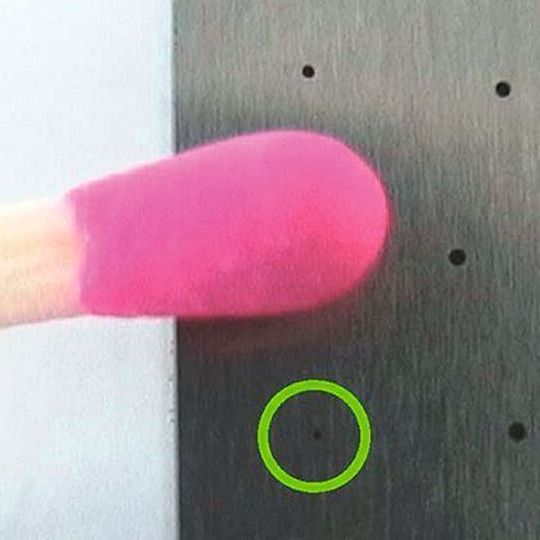 Bild 1: Eine der Stärken des Erodierbohrens sind äußerst kleine Bohrungen, beispielsweise mit dem Durchmesser eines Haares. Bild 1: Eine der Stärken des Erodierbohrens sind äußerst kleine Bohrungen, beispielsweise mit dem Durchmesser eines Haares.