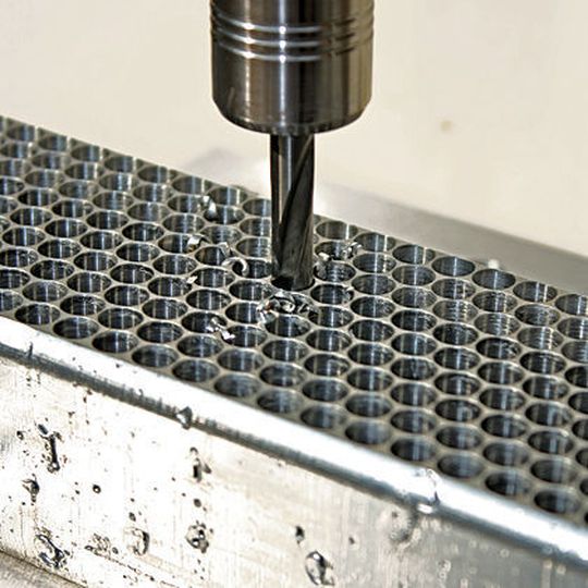 Die Bohrversuche des Projekts wurden an einer AlSi-Gusslegierung mit einem Vollhartmetallbohrer durchgeführt. Bild: Hochschule Mittweida Die Bohrversuche des Projekts wurden an einer AlSi-Gusslegierung mit einem Vollhartmetallbohrer durchgeführt. Bild: Hochschule Mittweida