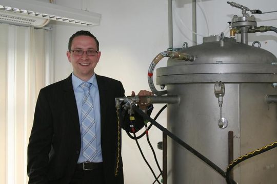 Dr. Christian Reimann mit einer Versuchsanlage zur Kristallisation von Solarsilicium in seinem Labor am Fraunhofer IISB (Bild: Fraunhofer IISB)