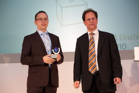Dr. Christian Reimann vom Fraunhofer IISB (im Bild links) und Dr. Holger Neuhaus (rechts), einer der Geschäftsführer der SolarWorld Innovations GmbH, bei der Verleihung des SolarWorld Junior Einstein-Awards am 6. September 2010 in Valencia (Bild: Hellophoto – Alvaro Crivillés for SolarWorld)