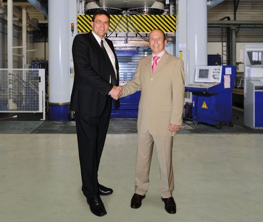 Geschäftsführer Rüdiger Hoffmann (links) der ISE Automotive GmbH und Geschäftsführer Karl Kipry (rechts) der HEATform GmbH (Bild: HEATform)