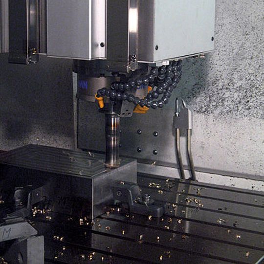 Bei der Vorschlicht- und Schlichtbearbeitung eines Gesenkes kam die hohe Dynamik der HSC-Maschine mit Direktantrieben voll zum Tragen. Die Gesamtbearbeitungszeit verkürzte sich um 75%. Bild: Röders Bei der Vorschlicht- und Schlichtbearbeitung eines Gesenkes kam die hohe Dynamik der HSC-Maschine mit Direktantrieben voll zum Tragen. Die Gesamtbearbeitungszeit verkürzte sich um 75%. Bild: Röders