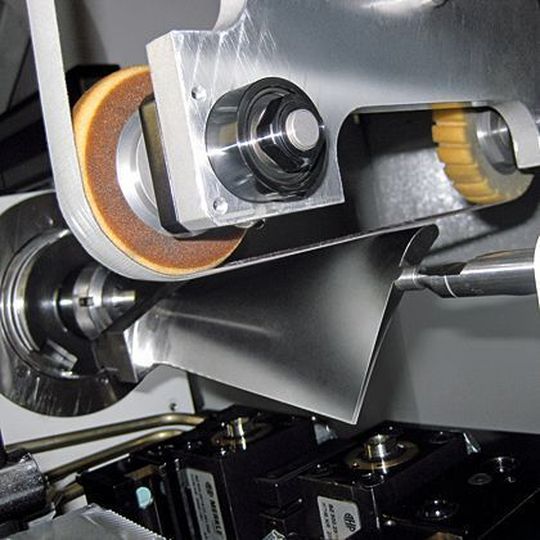 Weil in den Multigrind-Maschinen auch Bandschleifen, Drehen, Fräsen und Bohren integriert werden können, ermöglicht das die Komplettbearbeitung von komplexen Werkstücken in nur einer Maschine. Bild: Haas Weil in den Multigrind-Maschinen auch Bandschleifen, Drehen, Fräsen und Bohren integriert werden können, ermöglicht das die Komplettbearbeitung von komplexen Werkstücken in nur einer Maschine. Bild: Haas