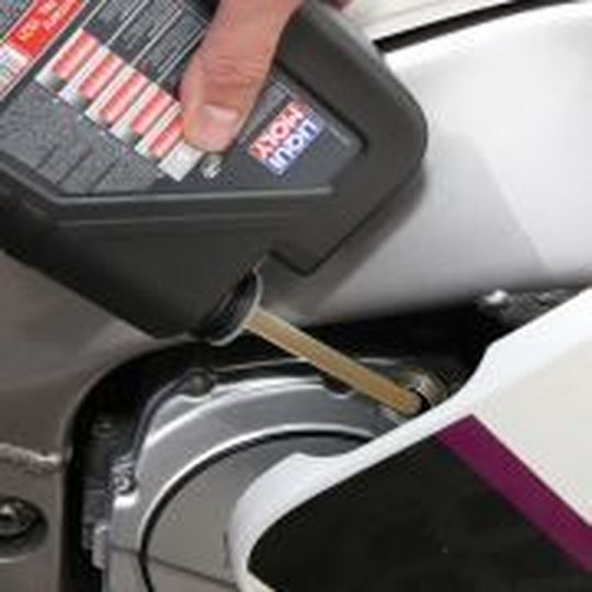 Öleinfüllen geht mit dem neuen Einsfüllstützen von Liqui Moly jetzt noch leichter. Öleinfüllen geht mit dem neuen Einsfüllstützen von Liqui Moly jetzt noch leichter.