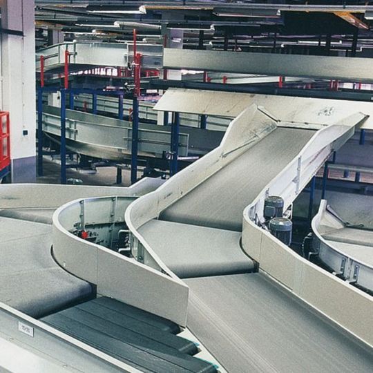 Das neue Transportband Amp Miser von Forbo Siegling kann die Energiekosten der Stückgutförderung in Verteilzentren und Flughäfen um bis zu 40% senken. Bild: Forbo Siegling Das neue Transportband Amp Miser von Forbo Siegling kann die Energiekosten der Stückgutförderung in Verteilzentren und Flughäfen um bis zu 40% senken. Bild: Forbo Siegling