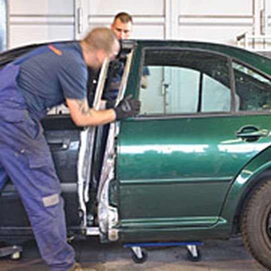 Das Deutschlandauto 2010 von Mobile.de entsteht: Die Karosserie ist vorne ein Opel, hinten ein VW. Das Deutschlandauto 2010 von Mobile.de entsteht: Die Karosserie ist vorne ein Opel, hinten ein VW.