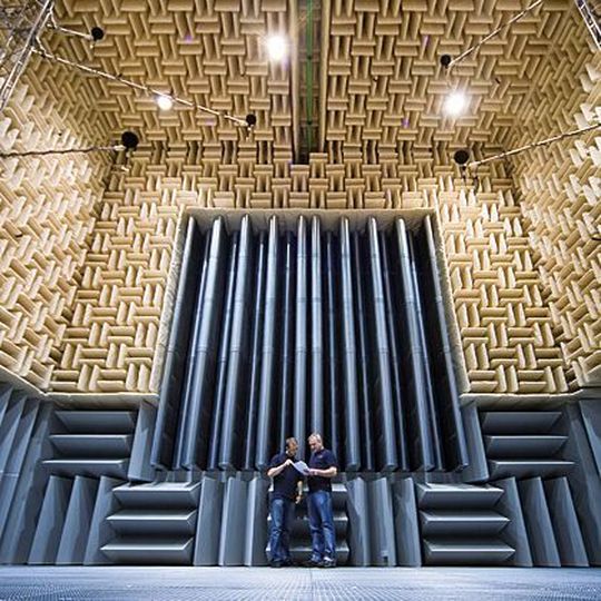 Im Technologiezentrum Invent von Ziehl-Abegg können Ingenieure an Luft- und Geräuschprüfständen gleichzeitige Messungen der lufttechnischen, akustischen und elektrischen Werte von Ventilatoren durchführen. Bild: Ziehl-Abegg Im Technologiezentrum Invent von Ziehl-Abegg können Ingenieure an Luft- und Geräuschprüfständen gleichzeitige Messungen der lufttechnischen, akustischen und elektrischen Werte von Ventilatoren durchführen. Bild: Ziehl-Abegg