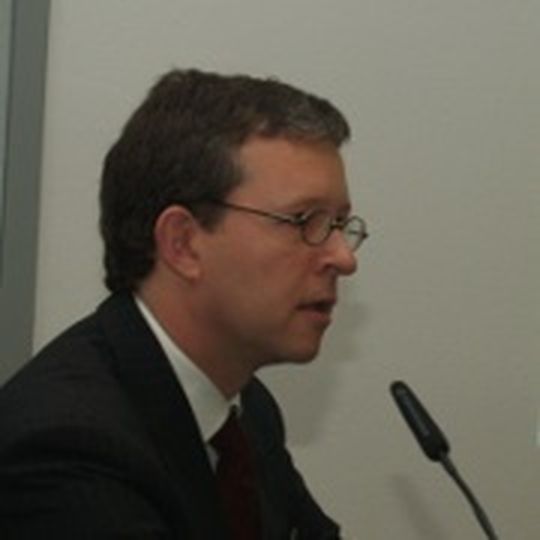 Dr. Tim Veil, Vorstand Car-Garantie, bei der Automechanika 2010 in Frankfurt. Dr. Tim Veil, Vorstand Car-Garantie, bei der Automechanika 2010 in Frankfurt.