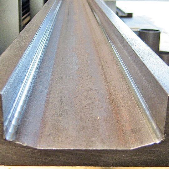 Mit einer Kammermaßtoleranz von nur 0,2 mm auf 8 m Länge ist das Führungsprofil sehr genau. Bild: Alfatec Mit einer Kammermaßtoleranz von nur 0,2 mm auf 8 m Länge ist das Führungsprofil sehr genau. Bild: Alfatec