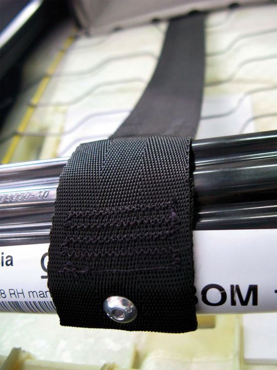 Feuerhemmende Fangband aus Polyester für den Fahrer- und Beifahrersitz (Bild: Strähle+Hess)