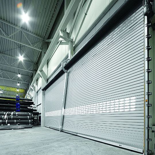 Höhere Windlasten: Im Standard halten auch 10 m breite Tore mit Decotherm-Behang der Windlastklasse 2 stand. Für andere Rolltorprofile kann die Widerstandsfähigkeit der Toranlage mit der Teleskopstütze WPS erhöht werden. Bild: Hörmann Höhere Windlasten: Im Standard halten auch 10 m breite Tore mit Decotherm-Behang der Windlastklasse 2 stand. Für andere Rolltorprofile kann die Widerstandsfähigkeit der Toranlage mit der Teleskopstütze WPS erhöht werden. Bild: Hörmann