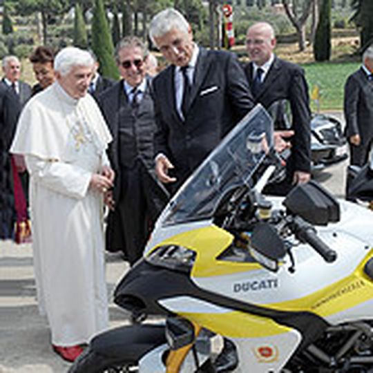 Ducati-Präsident Gabriele Del Torchio überreicht dem Papst zwei Ducatis, lackiert in den Vatikan-Farben weiß und gelb. Ducati-Präsident Gabriele Del Torchio überreicht dem Papst zwei Ducatis, lackiert in den Vatikan-Farben weiß und gelb.