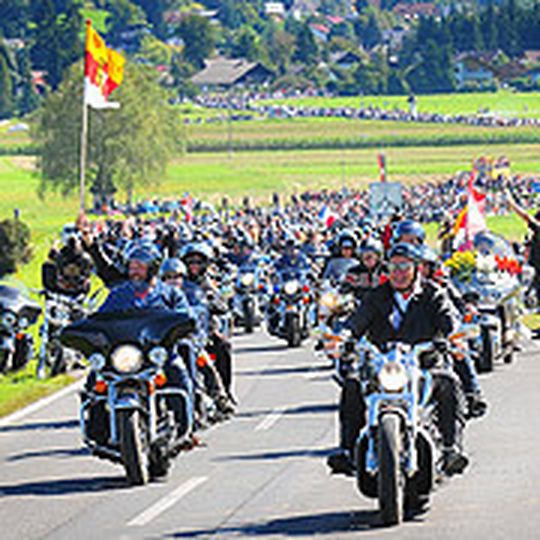 Angesichts einer solchen Ansammlung von Motorrädern bekommt der Begriff Alpenglühen eine völlig neue Bedeutung. Angesichts einer solchen Ansammlung von Motorrädern bekommt der Begriff Alpenglühen eine völlig neue Bedeutung.