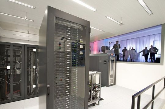 Im „Datacenter 2020“ testen Intel und T-Systems, wie Rechenzentrum effizienter arbeiten können. Künftig soll der gesamte Stromverbrauch nur noch 20 Prozent über dem Verbrauch der Rechner liegen. Im „Datacenter 2020“ testen Intel und T-Systems, wie Rechenzentrum effizienter arbeiten können. Künftig soll der gesamte Stromverbrauch nur noch 20 Prozent über dem Verbrauch der Rechner liegen.