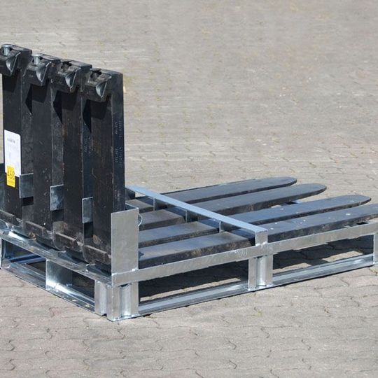 Bis zu vier Gabelzinken kann die neue Sicherheitspalette von Bauer aufnehmen. Jede Gabelzinke ist damit einzeln gesichert. Bild: Bauer Bis zu vier Gabelzinken kann die neue Sicherheitspalette von Bauer aufnehmen. Jede Gabelzinke ist damit einzeln gesichert. Bild: Bauer