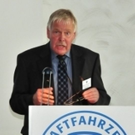 Georg Petersen, Vorsitzender des ZDK-Berufsbildungsausschusses, freute sich über die große Beteiligung der Ausbilder von Überbetrieblichen Ausbildungszentren an der ZDK-Ausbildertagung. Georg Petersen, Vorsitzender des ZDK-Berufsbildungsausschusses, freute sich über die große Beteiligung der Ausbilder von Überbetrieblichen Ausbildungszentren an der ZDK-Ausbildertagung.