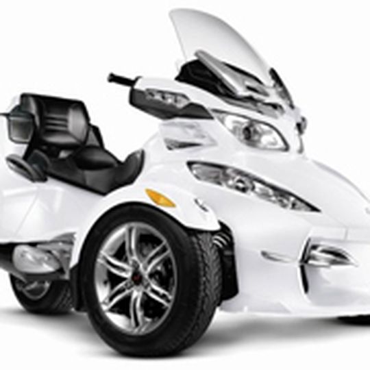 Nachwuchs in der Spyderfamilie: In der Saison 2011 hat auch BRP Germany ein aufgewertetes Modell des Can-Am Spyder RT im Angebot. Nachwuchs in der Spyderfamilie: In der Saison 2011 hat auch BRP Germany ein aufgewertetes Modell des Can-Am Spyder RT im Angebot.