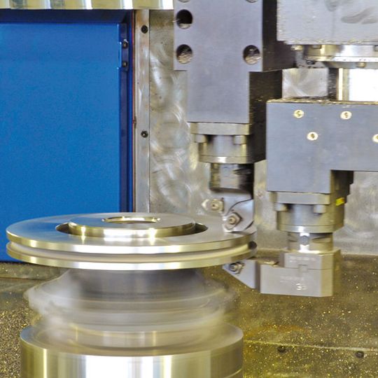 Die Vertikaldrehmaschine MTV 300-P mit Doppelspindel kann mit einer oder mehreren Maschinen der gleichen Art verknüpft werden. Bild: Maus Die Vertikaldrehmaschine MTV 300-P mit Doppelspindel kann mit einer oder mehreren Maschinen der gleichen Art verknüpft werden. Bild: Maus