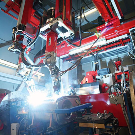 Reis-Schweißroboter mit Online-Kameraverfolgung für die Herstellung von Katalysatoren für Nutzfahrzeuge. Bild: Reis Reis-Schweißroboter mit Online-Kameraverfolgung für die Herstellung von Katalysatoren für Nutzfahrzeuge. Bild: Reis