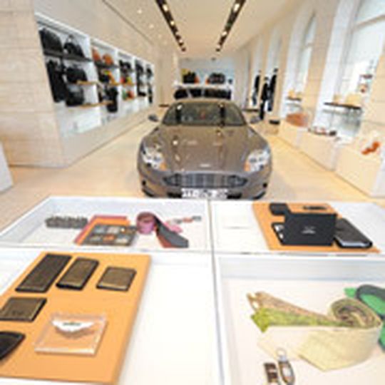 Krawatten, Geldbörsen oder Manschettenknöpfe gibt es im Aston Martin Store am Münchner Odeonsplatz. Krawatten, Geldbörsen oder Manschettenknöpfe gibt es im Aston Martin Store am Münchner Odeonsplatz.