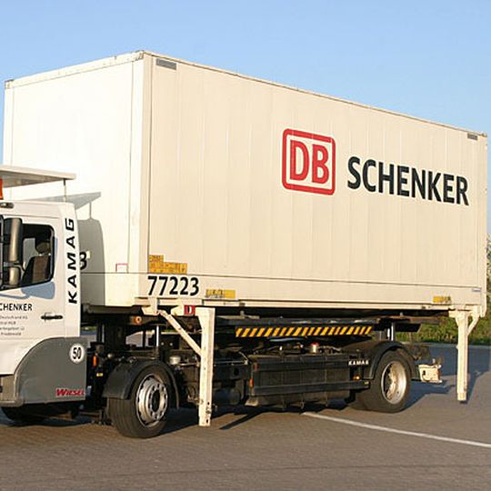 Spezieller Lkw im DB-Schenker-Zentral-Hub Friedewald zum schnellen Umsetzen der Container auf dem Betriebsgelände. Bild: DB Schenker Spezieller Lkw im DB-Schenker-Zentral-Hub Friedewald zum schnellen Umsetzen der Container auf dem Betriebsgelände. Bild: DB Schenker