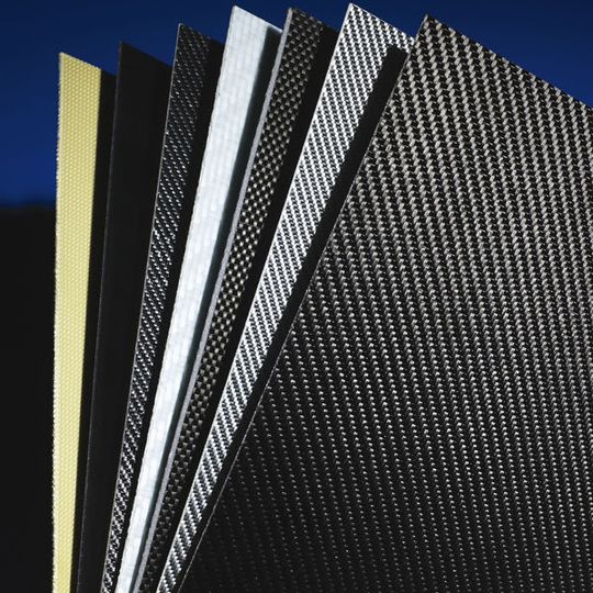 Aus Organoblechen werden auf der K 2010 Strukturteile für die Automobilindustrie hergespellt: durch Umformen und Anspritzen von Versteifungsrippen in einem Werkzeug. Bild: Bond-Laminates Aus Organoblechen werden auf der K 2010 Strukturteile für die Automobilindustrie hergespellt: durch Umformen und Anspritzen von Versteifungsrippen in einem Werkzeug. Bild: Bond-Laminates