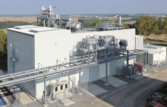 Neben der Versuchsanlage für STF-Benzin in Freiberg (im Bild) nutzt das Forschungsvorhaben auch eine Syntheseganlage, die den Rohstoff für das Benzin liefert. (Bild: TU Bergakademie Freiberg/Detlev Müller) Neben der Versuchsanlage für STF-Benzin in Freiberg (im Bild) nutzt das Forschungsvorhaben auch eine Syntheseganlage, die den Rohstoff für das Benzin liefert. (Bild: TU Bergakademie Freiberg/Detlev Müller)