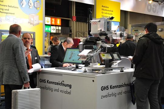 Pago lanciert komplette GHS-Kennzeichnungssysteme, bestehend aus Softwarepaket, Datenbanken, Drucksystem und Etiketten. Zur Software Pagowin Next GHS ist eine Beispiel-CD für GHS-konforme Kennzeichnung erhältlich. Sie enthält verschiedene Beispiel-Layouts mit Datenbank-Verknüpfungen und Steuerscripts, um die korrekte Gestaltung der GHS-Etiketten zu erleichtern. Ebenso stehen dem Anwender Beispiel-Datenbanken für GHS-Piktogramme, H-Sätze (Gefahrenhinweis „Hazard“)und P-Sätze (Sicherheitshinweis „Precaution“) in verschiedenen Sprachen zur Verfügung. Die Beschriftung der Etiketten kann wahlweise über einen Farblaser-Drucker, über zwei kombinierte Thermotransfer-Drucker oder über einen automatischen Etikettierer (Pagomat) erfolgen. (M.Henig/PROCESS) Pago lanciert komplette GHS-Kennzeichnungssysteme, bestehend aus Softwarepaket, Datenbanken, Drucksystem und Etiketten. Zur Software Pagowin Next GHS ist eine Beispiel-CD für GHS-konforme Kennzeichnung erhältlich. Sie enthält verschiedene Beispiel-Layouts mit Datenbank-Verknüpfungen und Steuerscripts, um die korrekte Gestaltung der GHS-Etiketten zu erleichtern. Ebenso stehen dem Anwender Beispiel-Datenbanken für GHS-Piktogramme, H-Sätze (Gefahrenhinweis „Hazard“)und P-Sätze (Sicherheitshinweis „Precaution“) in verschiedenen Sprachen zur Verfügung. Die Beschriftung der Etiketten kann wahlweise über einen Farblaser-Drucker, über zwei kombinierte Thermotransfer-Drucker oder über einen automatischen Etikettierer (Pagomat) erfolgen. (M.Henig/PROCESS)