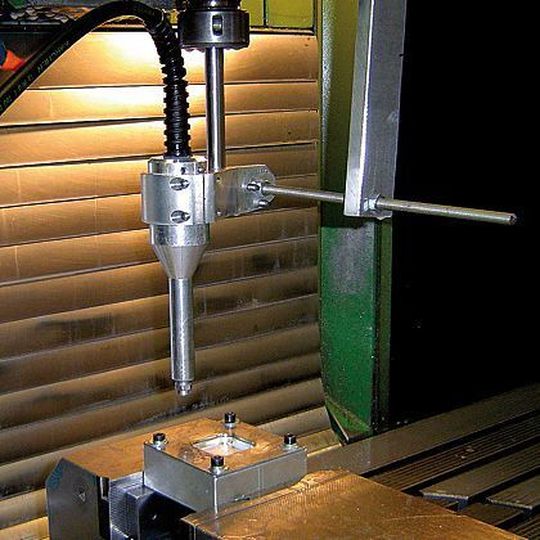Mit der inkrementellen Blechumformung und der dabei eingesetzen CNC-Führung der Strahldüse können viele gewünschte Formen bei unterschiedlichen Werkstoffen und Blechdicken erzeugt werden. Bild: Universität Siegen Mit der inkrementellen Blechumformung und der dabei eingesetzen CNC-Führung der Strahldüse können viele gewünschte Formen bei unterschiedlichen Werkstoffen und Blechdicken erzeugt werden. Bild: Universität Siegen