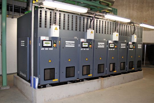 Vier ZB-Niederdruck-Turbokompressoren stellen den Sauerstoffbedarf der neuen Kaskadenbecken in der Currenta-Kläranlage in Leverkusen sicher. (Bild: Atlas Copco)