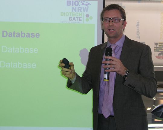 Patrik Frei, Geschäftsführer von Venture Valuation, berichtet von den Funktionalitäten der neuen Datenbank Bio.NRW Academic. Patrik Frei, Geschäftsführer von Venture Valuation, berichtet von den Funktionalitäten der neuen Datenbank Bio.NRW Academic.