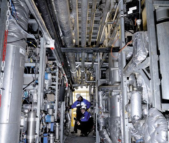 Blick in die Aveneer-Pilotanlage in Worms. Komplexe Technik auf engem Raum – die Anlage ist nur 4 m breit, aber 27 m lang und über 20 m hoch. Später soll die Anlage zur Schulung der Mitarbeiter dienen, die die für 2014 geplante Großanlage betreiben. (Bild: Evonik) Blick in die Aveneer-Pilotanlage in Worms. Komplexe Technik auf engem Raum – die Anlage ist nur 4 m breit, aber 27 m lang und über 20 m hoch. Später soll die Anlage zur Schulung der Mitarbeiter dienen, die die für 2014 geplante Großanlage betreiben. (Bild: Evonik)