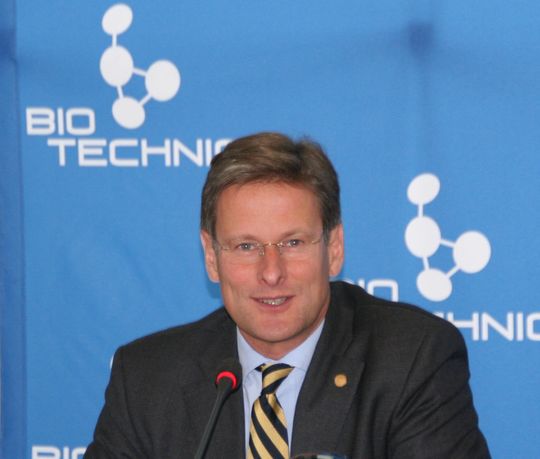„Ein mögliches Schwerpunktthema in den nächsten Jahren könnte die Lebensmittelanalyse und -produktion mit biotechnologischen Mitteln sein“, sagt Stephan Kühne, Vorstandsmitglied der Deutschen Messe. „Ein mögliches Schwerpunktthema in den nächsten Jahren könnte die Lebensmittelanalyse und -produktion mit biotechnologischen Mitteln sein“, sagt Stephan Kühne, Vorstandsmitglied der Deutschen Messe.