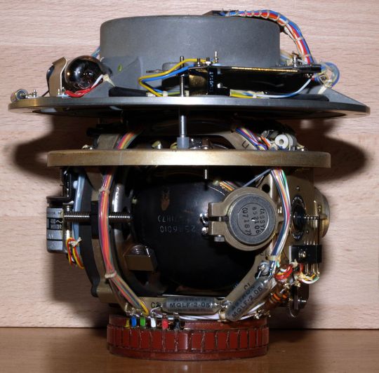 Kurskreisel wie dieser verrichten in Flugzeugen und Schiffen ihren Dienst. Israelische Forscher haben solch ein System nun auf die Größe eines Stecknadelkopfes geschrumpft. (Bild: Wikimedia/Hannes Grobe) Kurskreisel wie dieser verrichten in Flugzeugen und Schiffen ihren Dienst. Israelische Forscher haben solch ein System nun auf die Größe eines Stecknadelkopfes geschrumpft. (Bild: Wikimedia/Hannes Grobe)