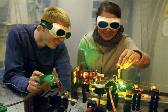 Forschergeist. Studenten bei einer Nanophotonik-Messung mit einem Farbstofflaser Forschergeist. Studenten bei einer Nanophotonik-Messung mit einem Farbstofflaser