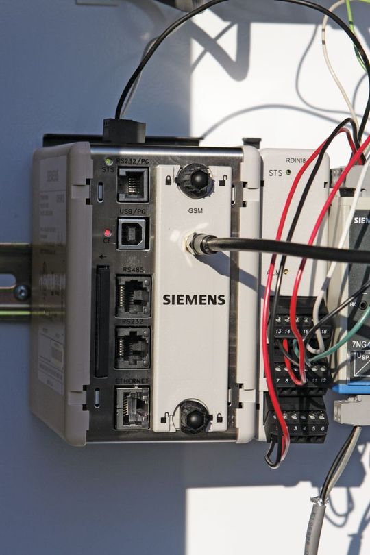 Der Remote-Datenmanager Sitrans RD500 ermöglicht neben der automatisierten Bestandskontrolle von Silo- und Tankanlagen auch eine gesicherte Fernüberwachung. (Bild: Siemens) Der Remote-Datenmanager Sitrans RD500 ermöglicht neben der automatisierten Bestandskontrolle von Silo- und Tankanlagen auch eine gesicherte Fernüberwachung. (Bild: Siemens)
