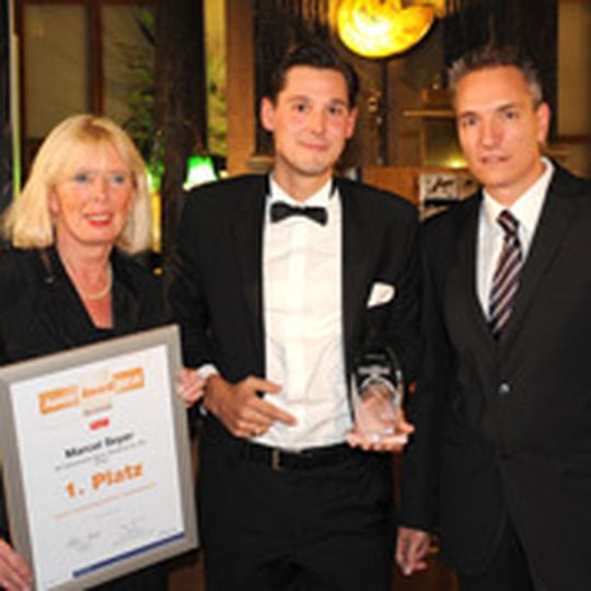 Der Gewinner des Junior Awards 2010 Marcel Seyer (Mi.) erhielt die Branchenauszeichnung von Marion Johl, Generalbevollmächtigte und Vertriebsleiterin Kfz der Santander Consumer Bank, und »kfz-betrieb«-Chefredakteur Wolfgang Michel. Der Gewinner des Junior Awards 2010 Marcel Seyer (Mi.) erhielt die Branchenauszeichnung von Marion Johl, Generalbevollmächtigte und Vertriebsleiterin Kfz der Santander Consumer Bank, und »kfz-betrieb«-Chefredakteur Wolfgang Michel.