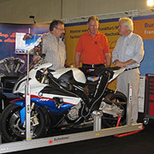 Spendenübergabe (v.li.): Bernhard Gaidosch und Jürgen Hunkeler freuen sich über die neue CMS-Anlage, die ihnen Bernd Scheibner auf der Intermot überreicht. Spendenübergabe (v.li.): Bernhard Gaidosch und Jürgen Hunkeler freuen sich über die neue CMS-Anlage, die ihnen Bernd Scheibner auf der Intermot überreicht.