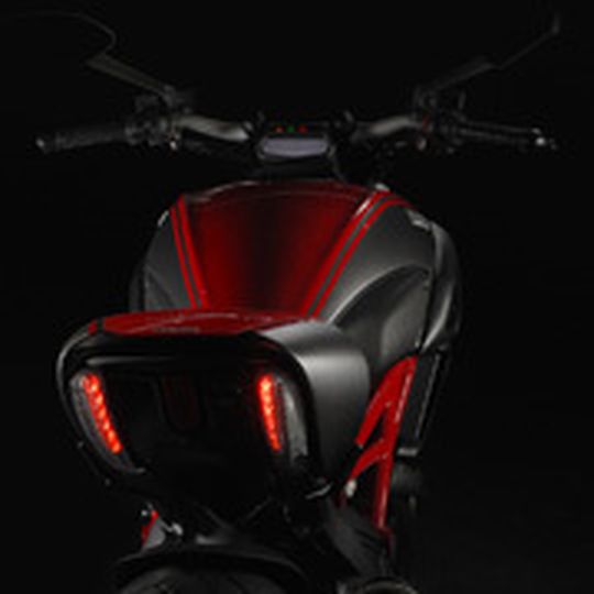 Das erste „offizielle“ Foto der Ducati Diavel. Das erste „offizielle“ Foto der Ducati Diavel.