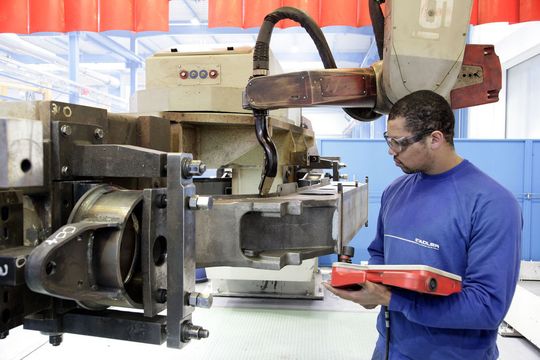 Die Fachleute der Stadler Winterthur AG schweißen in der Roboteranlage mit TimeTwin Digital zwei Drehgestellträger in siebeneinhalb Stunden. (Bild: Fronius)