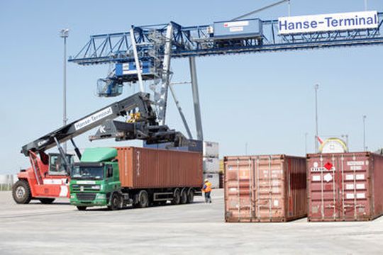 Moderne, satellitengestützte Ortungstechnologien können Umschlagprozesse an Logistikhubs deutlich effizienter gestalten. Als Ergänzung zum Entwicklungslabor im Wissenschaftshafen lassen sich auf der Logistik-Plattform im Magdeburger Hafen die Technologien unter realen Bedingungen untersuchen. (Bild: Foto: Dirk Mahler/Fraunhofer IFF) Moderne, satellitengestützte Ortungstechnologien können Umschlagprozesse an Logistikhubs deutlich effizienter gestalten. Als Ergänzung zum Entwicklungslabor im Wissenschaftshafen lassen sich auf der Logistik-Plattform im Magdeburger Hafen die Technologien unter realen Bedingungen untersuchen. (Bild: Foto: Dirk Mahler/Fraunhofer IFF)