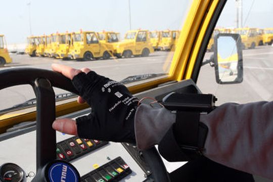 Ein RFID-Handschuh erlaubt die sichere Dokumentation des Warenhandlings. Den Funktransponder auf dem Container liest er zuverlässig aus und sendet die Daten an das angeschlossene System. (Bild: Dirk Mahler/Fraunhofer IFF) Ein RFID-Handschuh erlaubt die sichere Dokumentation des Warenhandlings. Den Funktransponder auf dem Container liest er zuverlässig aus und sendet die Daten an das angeschlossene System. (Bild: Dirk Mahler/Fraunhofer IFF)
