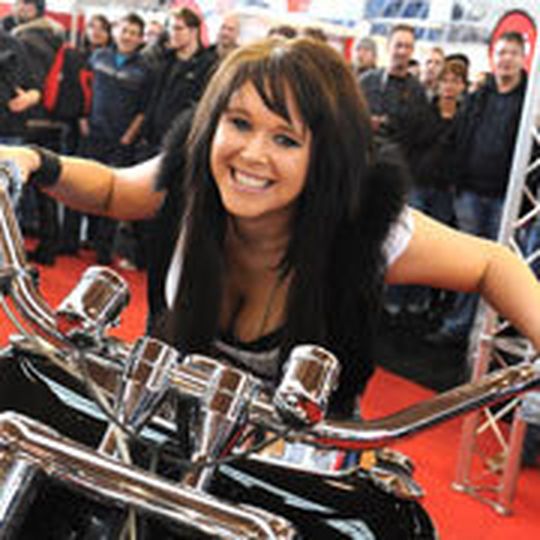 Die unvermeidlichen Fachberaterinnen werden auch auf der Motorradwelt Bodensee 2011 in Friedrichshafen wieder gefragt sein. Die unvermeidlichen Fachberaterinnen werden auch auf der Motorradwelt Bodensee 2011 in Friedrichshafen wieder gefragt sein.