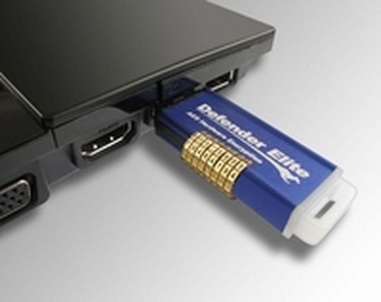 All inclusive: Der USB-Stick Kanguru Defender RocIT kombiniert virtuelles Betriebssystem und Hardware-verschlüsselten Flash-Speicher. All inclusive: Der USB-Stick Kanguru Defender RocIT kombiniert virtuelles Betriebssystem und Hardware-verschlüsselten Flash-Speicher.