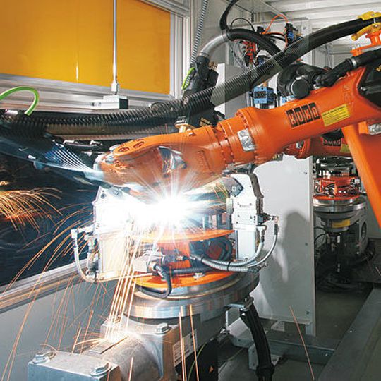 Auf der Euroblech zeigt Kuka Systems sein Leistungsspektrum zur Pressenautomation, dem Laserschweißen und -schneiden. Auf der Euroblech zeigt Kuka Systems sein Leistungsspektrum zur Pressenautomation, dem Laserschweißen und -schneiden.