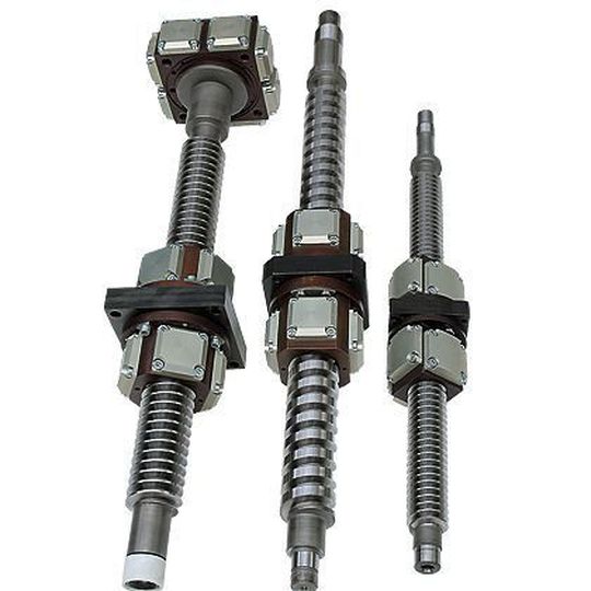 Bild 1: Hydrostatische Gewindetriebe setzen die Drehbwegung eines Servomotors in lineare Bewegungen um. Dabei haben diese Antriebe nur einen geringen Energiebedarf. Bild: Hyprostatik Schönfeld Bild 1: Hydrostatische Gewindetriebe setzen die Drehbwegung eines Servomotors in lineare Bewegungen um. Dabei haben diese Antriebe nur einen geringen Energiebedarf. Bild: Hyprostatik Schönfeld