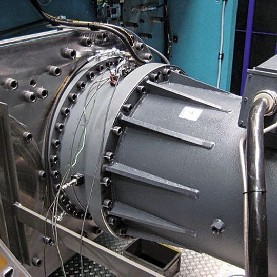 Servox-Planetengetriebe 160 mit Motor an einer 630-t-Presse. Bild: Desch Servox-Planetengetriebe 160 mit Motor an einer 630-t-Presse. Bild: Desch