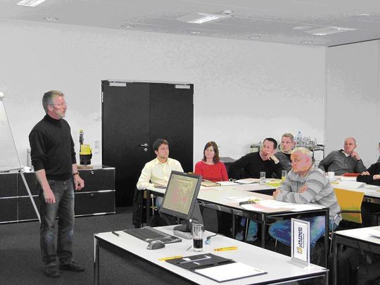 Anhand von gemeinsamen Übungsaufgaben werden in den Präsenzveranstaltungen besonders diffizile Probleme erklärt. (Bild: Hennecke) Anhand von gemeinsamen Übungsaufgaben werden in den Präsenzveranstaltungen besonders diffizile Probleme erklärt. (Bild: Hennecke)