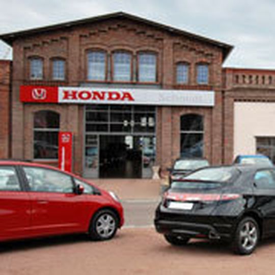Das Auto- und Motorradhaus Schmidt ist in einem denkmalgeschützten Gebäude untergebracht, einer ehemaligen Fabrik. Das Auto- und Motorradhaus Schmidt ist in einem denkmalgeschützten Gebäude untergebracht, einer ehemaligen Fabrik.