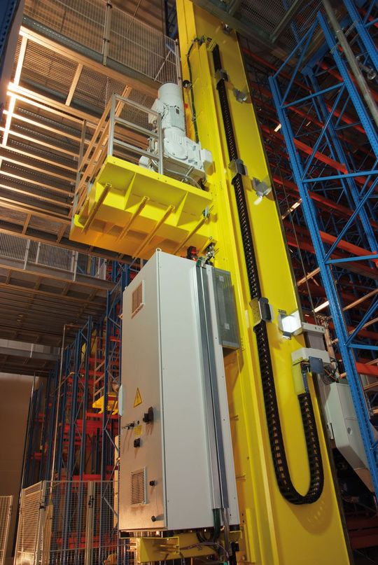 In Mast- und Turmhöhen von 50 Metern und mehr bleibt die Kette immer sicher in der Spur. Dabei werden, statt einer durchgehenden Rinne, nur alle zwei Meter Stahlrinnensegmente montiert. Das spart bis zu 80 Prozent Rinnenkosten. (Bild: igus) In Mast- und Turmhöhen von 50 Metern und mehr bleibt die Kette immer sicher in der Spur. Dabei werden, statt einer durchgehenden Rinne, nur alle zwei Meter Stahlrinnensegmente montiert. Das spart bis zu 80 Prozent Rinnenkosten. (Bild: igus)